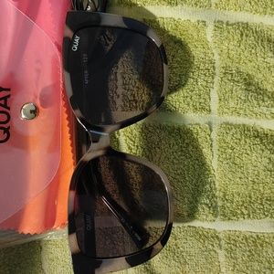 QUAY 'EVER AFTER' SHADES W CASE worn once and didn’t like the fit.
